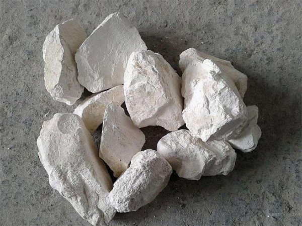 為什么要在魚塘里撒生石灰？